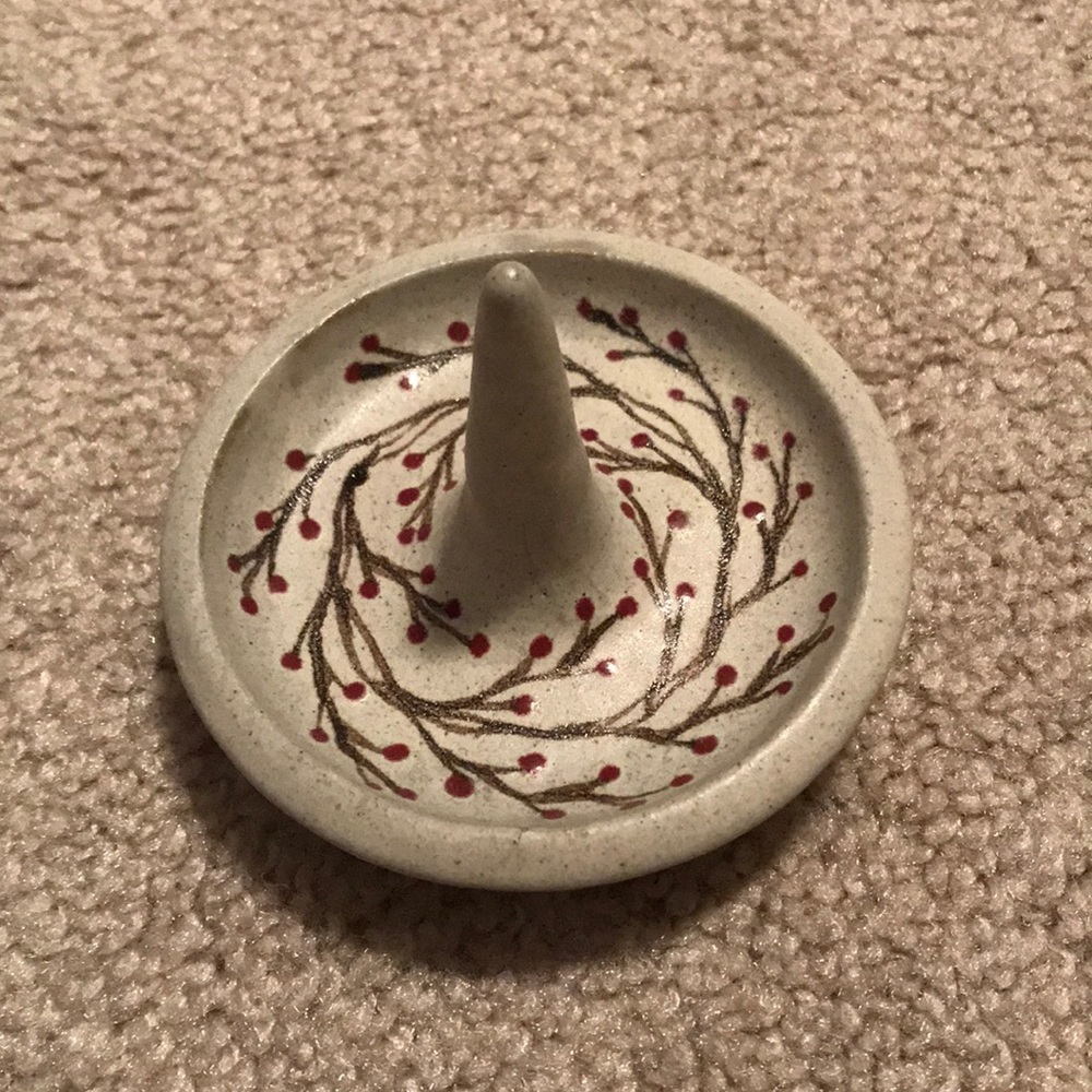 Ceramic ring holder with red berry design